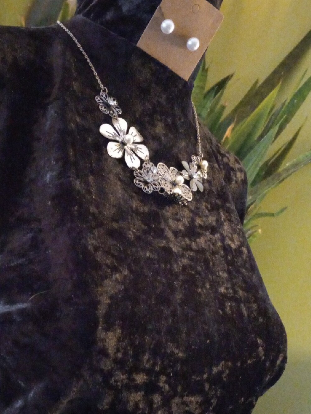 Vintage Silver Floral & Pearl Centers Necklace with White Pearl Studs - Picture 6 of 9